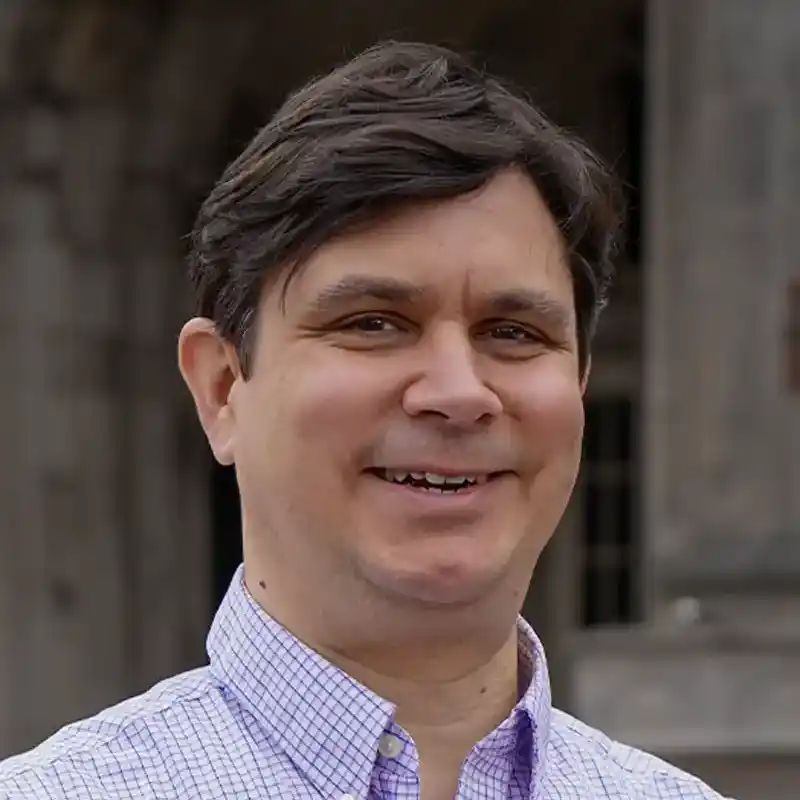 headshot photo of Sean Lindsey