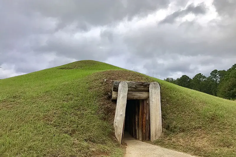 Ocmulgee National Monument's Earth Lodge highlights the mounds creation during Mississippian period over 1000 years ago. This mound was used as their congress in which they would make important decisions for their tribe. Image by Skhamse1 via Wikimedia Commons, CC BY-SA.